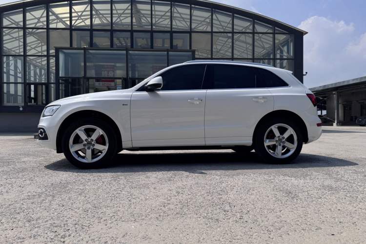 Used Audi Q5 2018 Collector's Edition 40 TFSI Ambition Model Exterior 2