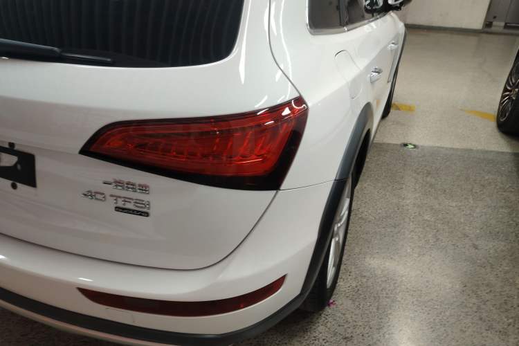 Used Audi Q5 2018 Collector's Edition 40 TFSI Technology Model Exterior 3