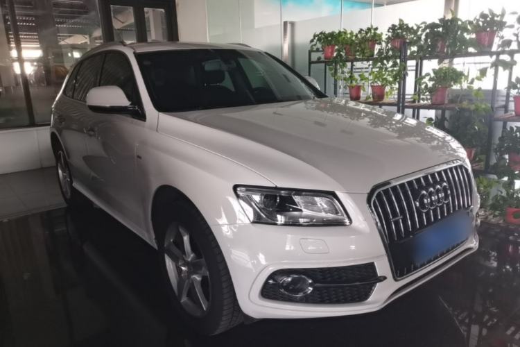 Used Audi Q5 2018 Collector's Edition 40 TFSI Ambition Model Front Right 45 Deg