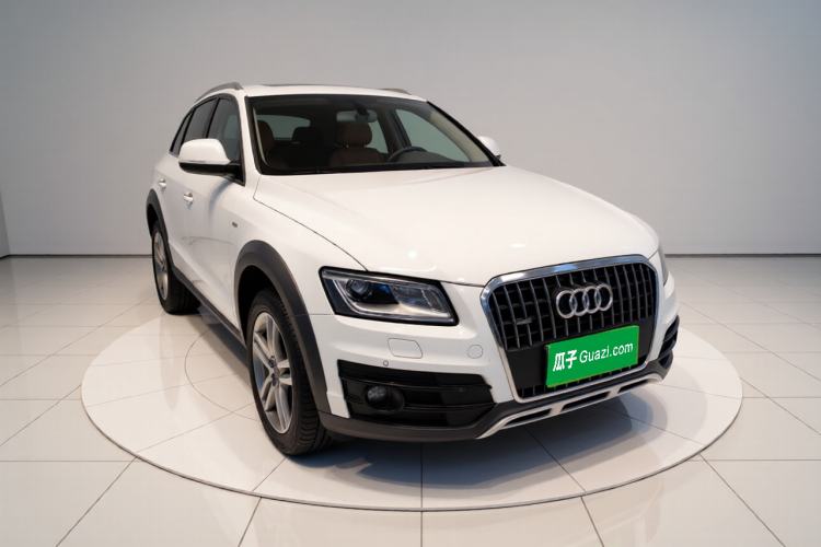 Used Audi Q5 2018 Collector's Edition 40 TFSI Technology Model Front Right 45 Deg