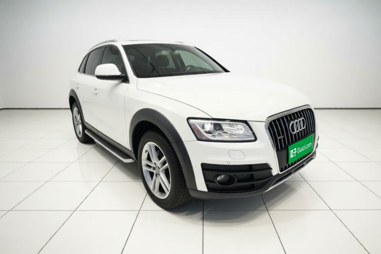 Used Audi Q5 2018 Collector's Edition 40 TFSI Technology Model Front Right 45 Deg