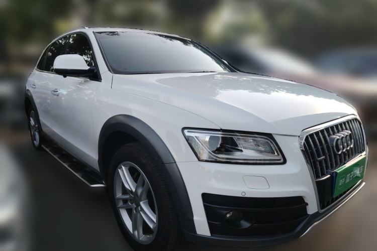 Used Audi Q5 2018 Collector's Edition 40 TFSI Technology Model Front Right 45 Deg