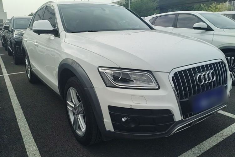 Used Audi Q5 2018 Collector's Edition 40 TFSI Technology Model Front Right 45 Deg