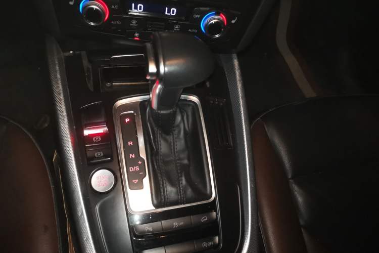 Used Audi Q5 2018 Collector's Edition 40 TFSI Technology Model Gear Lever