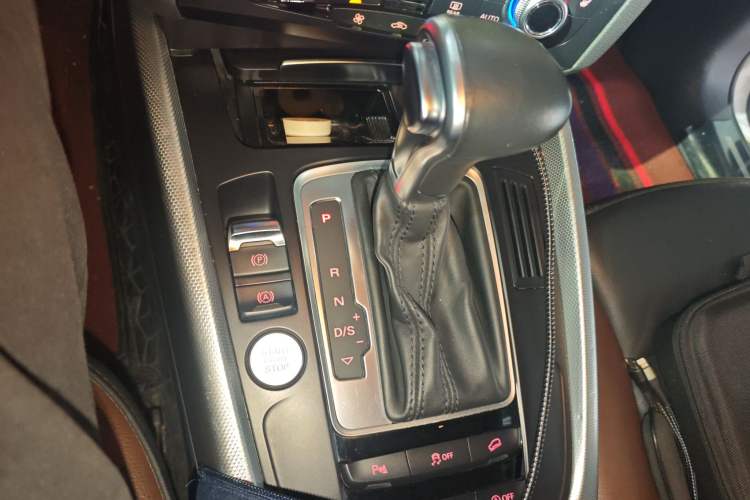 Used Audi Q5 2018 Collector's Edition 40 TFSI Technology Model Gear Lever