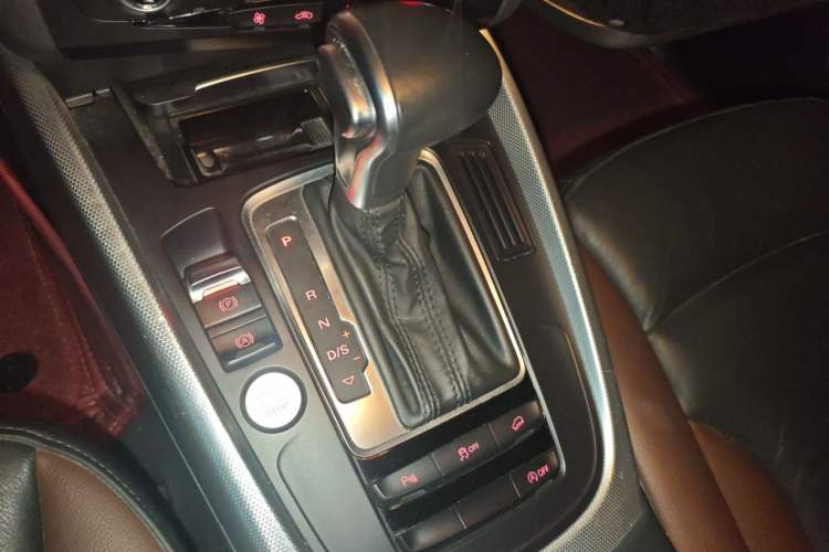 Used Audi Q5 2018 Collector's Edition 40 TFSI Technology Model Gear Lever