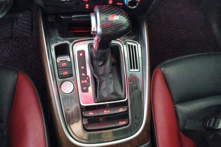 Used Audi Q5 2018 Collector's Edition 40 TFSI Technology Model Gear Lever