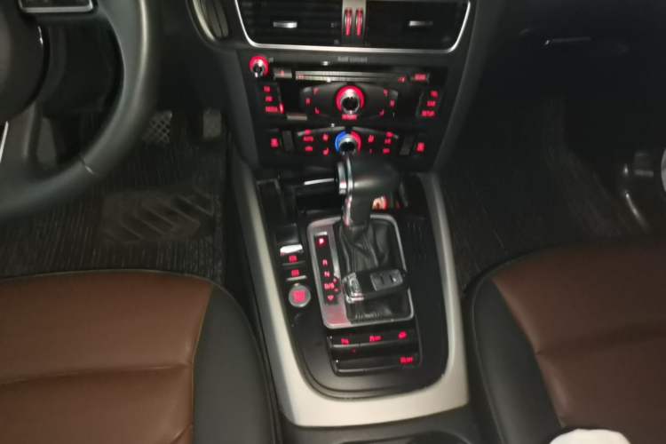 Used Audi Q5 2018 Collector's Edition 40 TFSI Ambition Model Gear Lever
