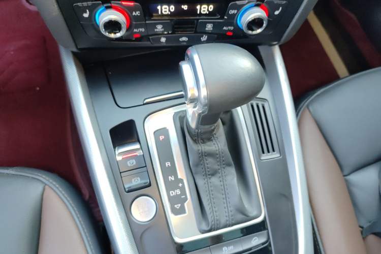 Used Audi Q5 2018 Collector's Edition 40 TFSI Technology Model Gear Lever