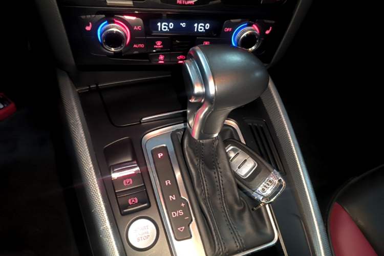 Used Audi Q5 2018 Collector's Edition 40 TFSI Technology Model Gear Lever