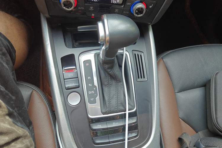 Used Audi Q5 2018 Collector's Edition 40 TFSI Technology Model Gear Lever