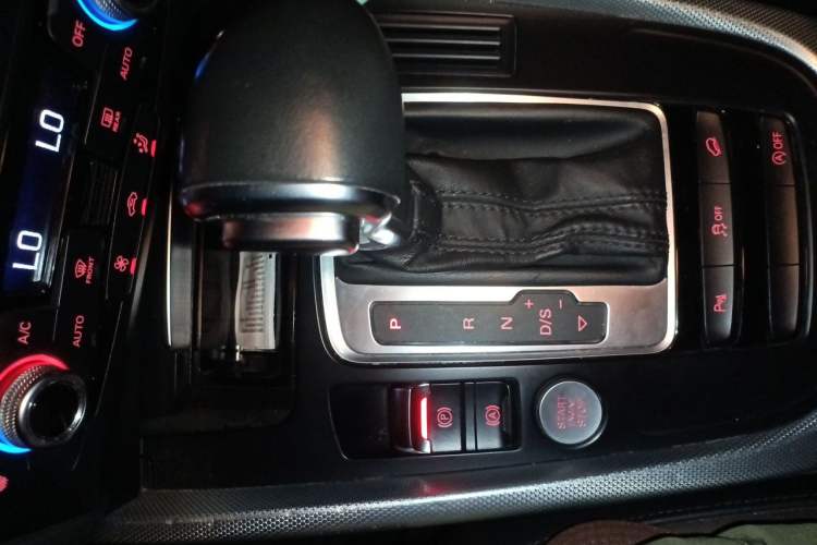 Used Audi Q5 2018 Collector's Edition 40 TFSI Technology Model Gear Lever