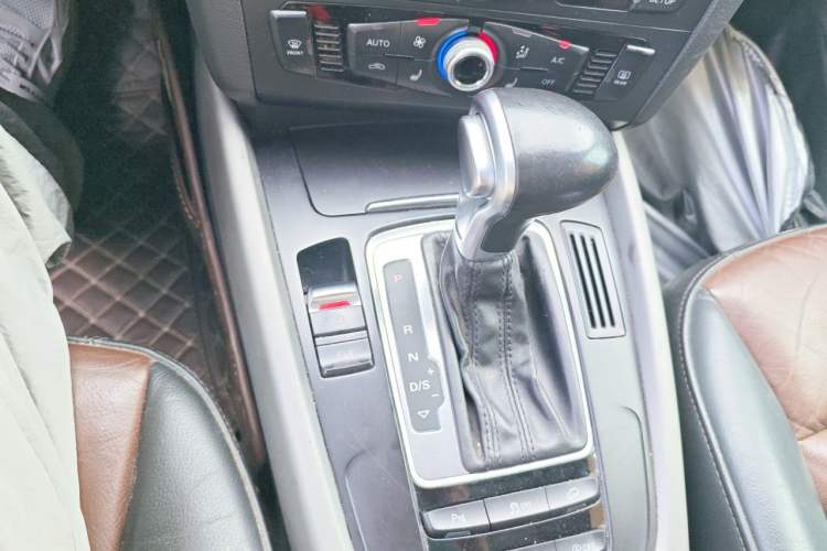 Used Audi Q5 2018 Collector's Edition 40 TFSI Ambition Model Gear Lever