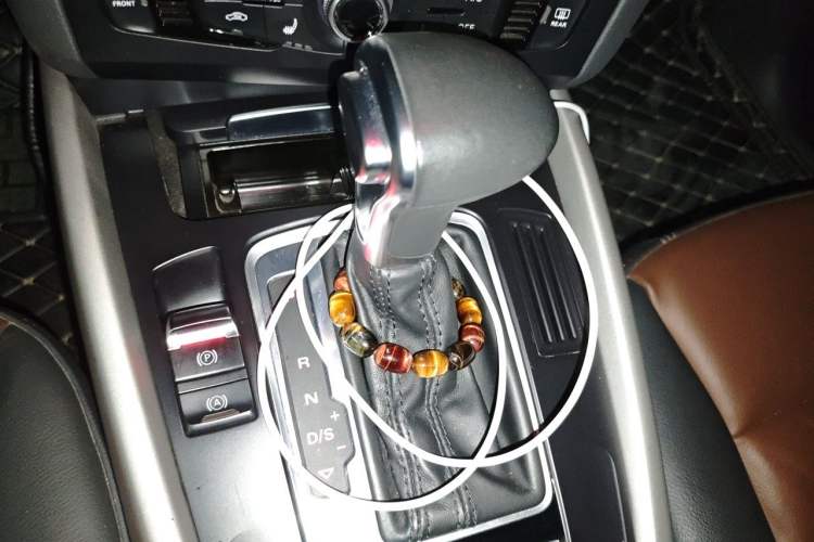 Used Audi Q5 2018 Collector's Edition 40 TFSI Ambition Model Gear Lever