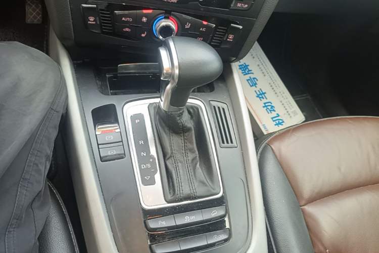 Used Audi Q5 2018 Collector's Edition 40 TFSI Ambition Model Gear Lever