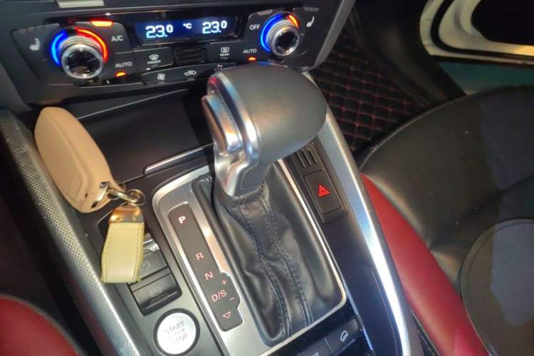 Used Audi Q5 2018 Collector's Edition 40 TFSI Technology Model Gear Lever