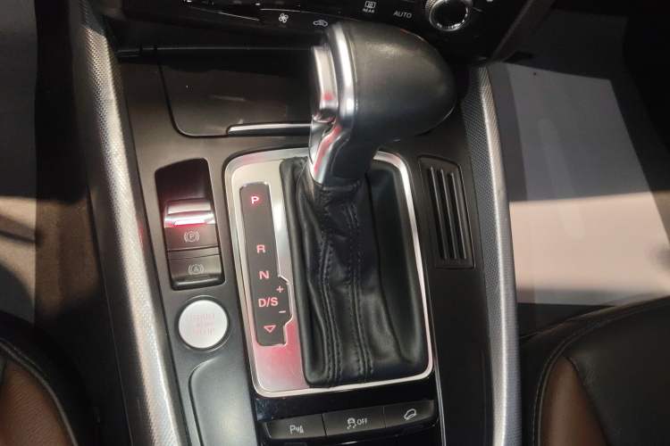 Used Audi Q5 2018 Collector's Edition 40 TFSI Technology Model Gear Lever