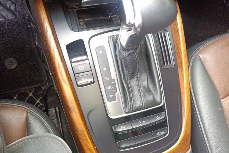Used Audi Q5 2018 Collector's Edition 40 TFSI Ambition Model Gear Lever