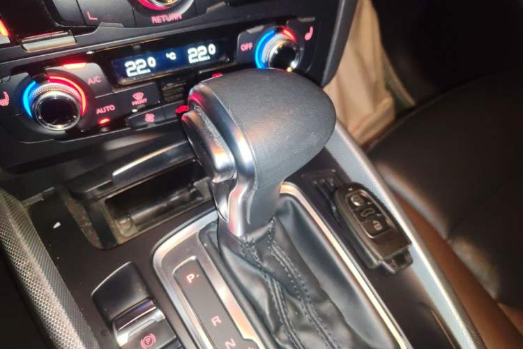 Used Audi Q5 2018 Collector's Edition 40 TFSI Technology Model Gear Lever
