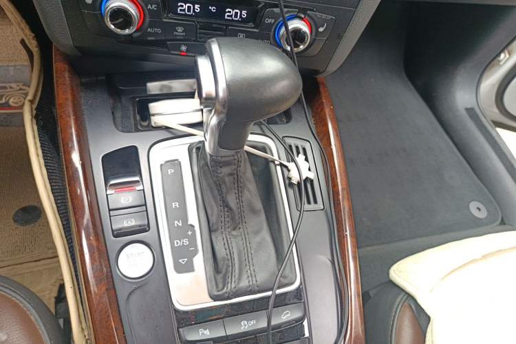 Used Audi Q5 2018 Collector's Edition 40 TFSI Technology Model Gear Lever