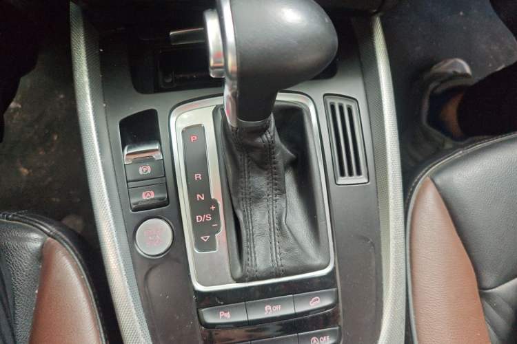 Used Audi Q5 2018 Collector's Edition 40 TFSI Technology Model Gear Lever
