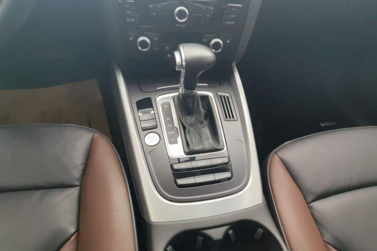 Used Audi Q5 2018 Collector's Edition 40 TFSI Technology Model Gear Lever
