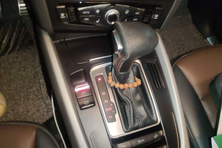 Used Audi Q5 2018 Collector's Edition 40 TFSI Technology Model Gear Lever
