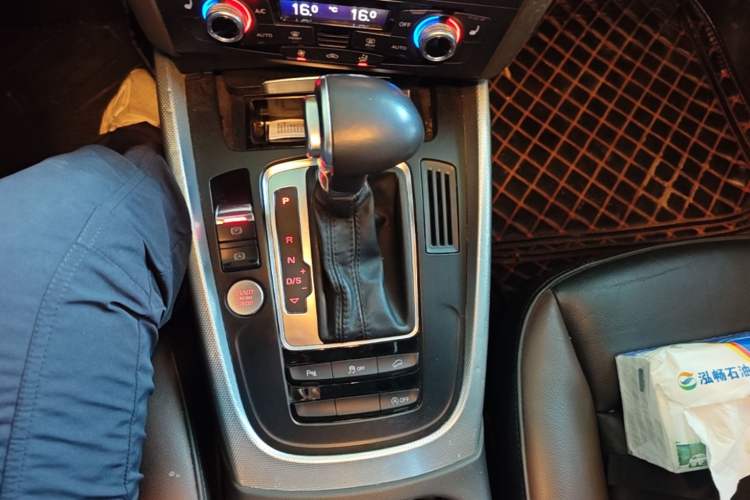 Used Audi Q5 2018 Collector's Edition 40 TFSI Technology Model Gear Lever