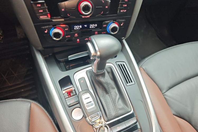 Used Audi Q5 2018 Collector's Edition 40 TFSI Technology Model Gear Lever