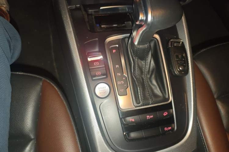 Used Audi Q5 2018 Collector's Edition 40 TFSI Technology Model Gear Lever