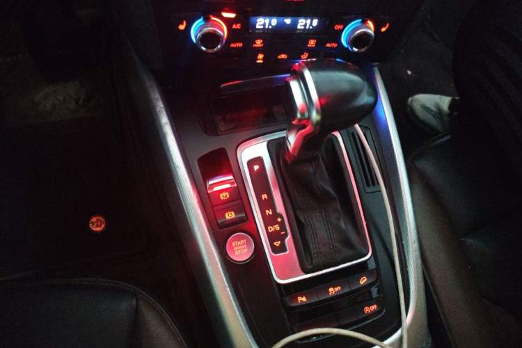Used Audi Q5 2018 Collector's Edition 40 TFSI Technology Model Gear Lever
