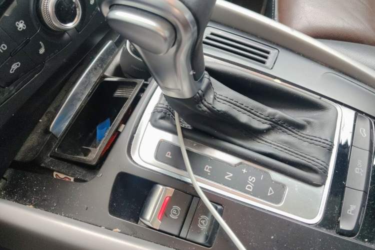 Used Audi Q5 2018 Collector's Edition 40 TFSI Ambition Model Gear Lever