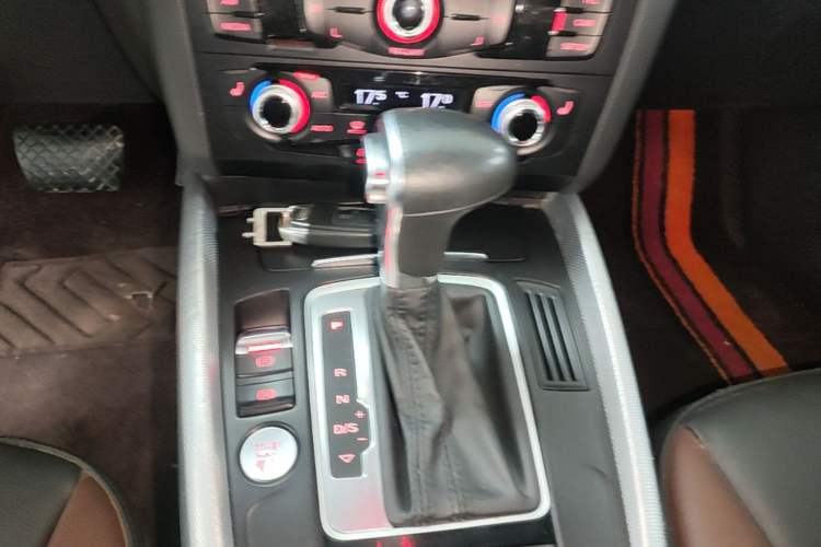 Used Audi Q5 2018 Collector's Edition 40 TFSI Technology Model Gear Lever