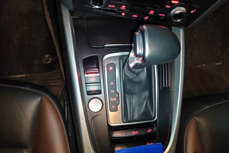 Used Audi Q5 2018 Collector's Edition 40 TFSI Technology Model Gear Lever