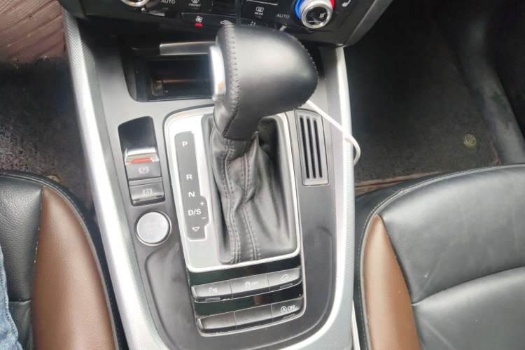 Used Audi Q5 2018 Collector's Edition 40 TFSI Technology Model Gear Lever