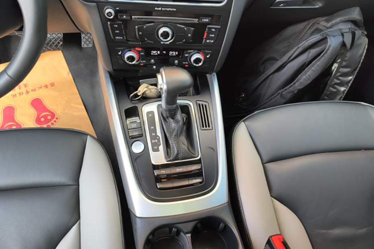Used Audi Q5 2018 Collector's Edition 40 TFSI Technology Model Gear Lever