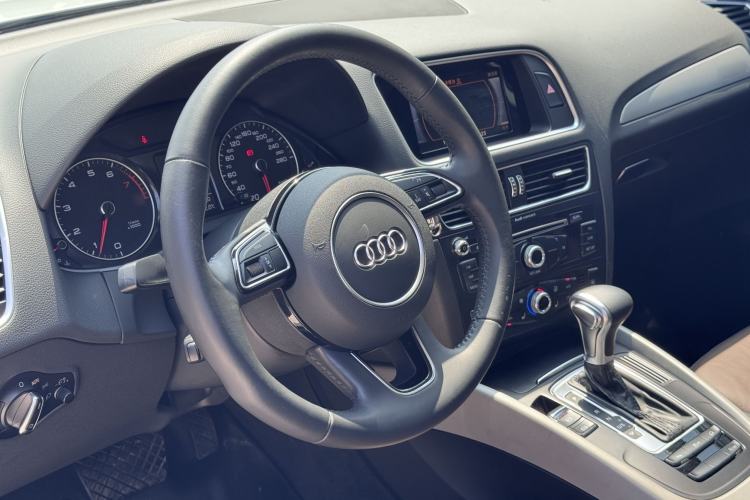 Used Audi Q5 2018 Collector's Edition 40 TFSI Ambition Model Interior 2