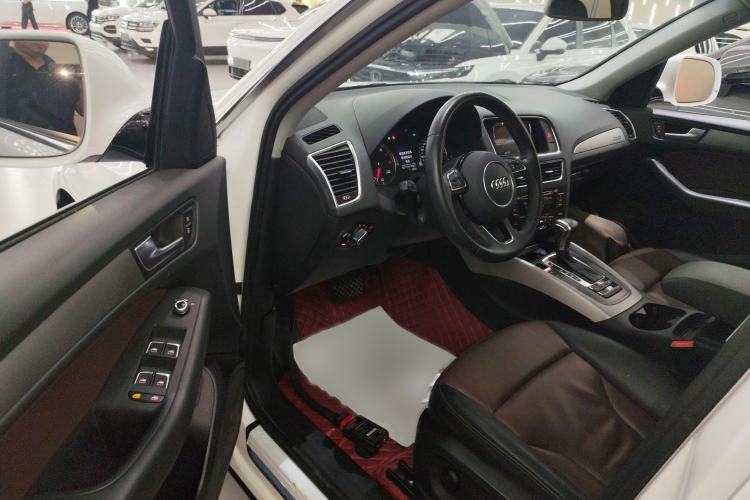 Used Audi Q5 2018 Collector's Edition 40 TFSI Ambition Model Interior 3