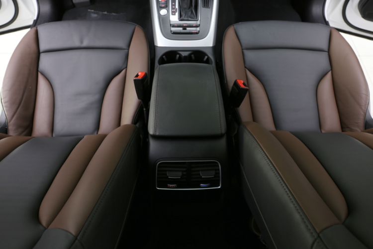 Used Audi Q5 2018 Collector's Edition 40 TFSI Technology Model Interior 4