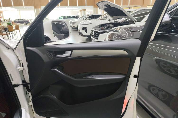 Used Audi Q5 2018 Collector's Edition 40 TFSI Ambition Model Interior 5