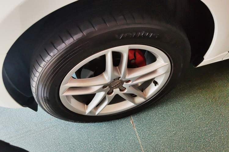 Used Audi Q5 2018 Collector's Edition 40 TFSI Technology Model Left Front Wheel Hub