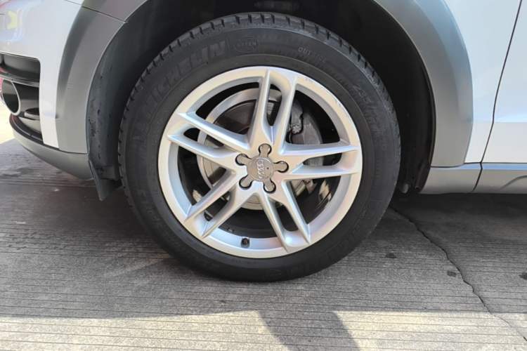 Used Audi Q5 2018 Collector's Edition 40 TFSI Technology Model Left Front Wheel Hub