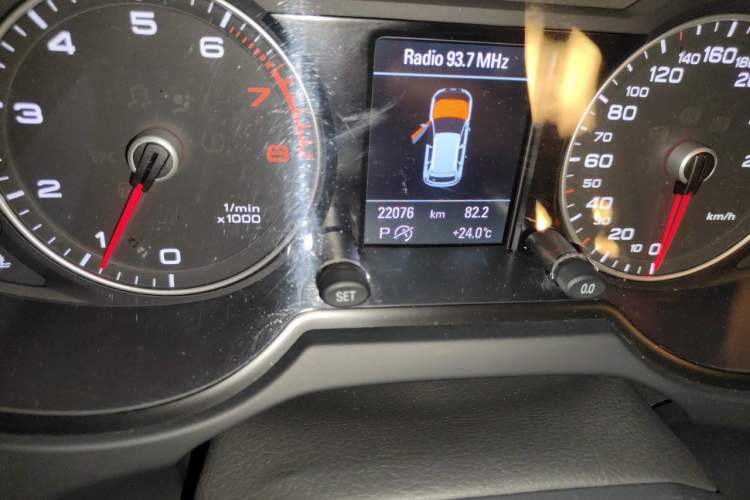 Used Audi Q5 2018 Collector's Edition 40 TFSI Technology Model Odometer Close Up