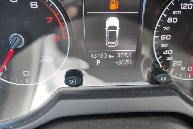 Used Audi Q5 2018 Collector's Edition 40 TFSI Ambition Model Odometer Close Up