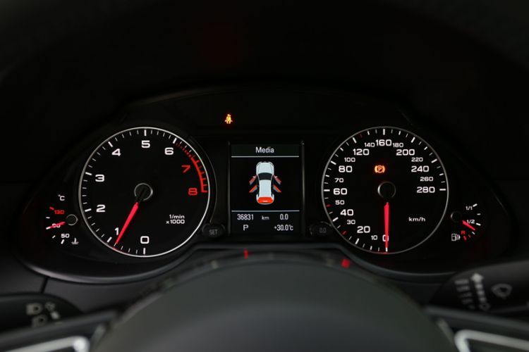 Used Audi Q5 2018 Collector's Edition 40 TFSI Technology Model Odometer Close Up