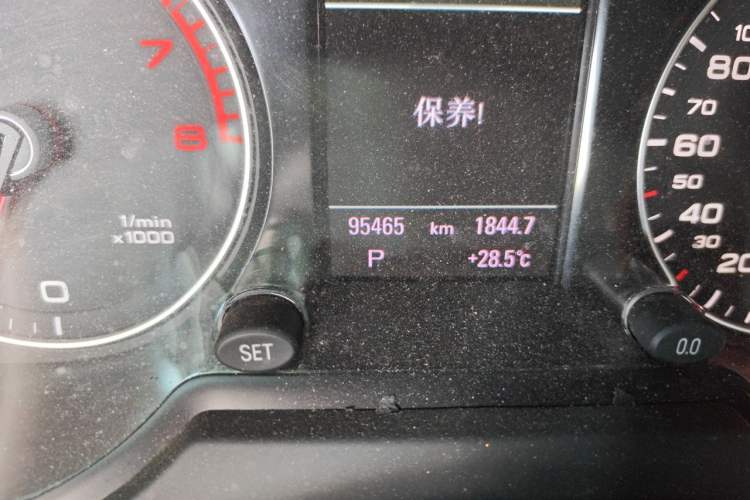 Used Audi Q5 2018 Collector's Edition 40 TFSI Technology Model Odometer Close Up
