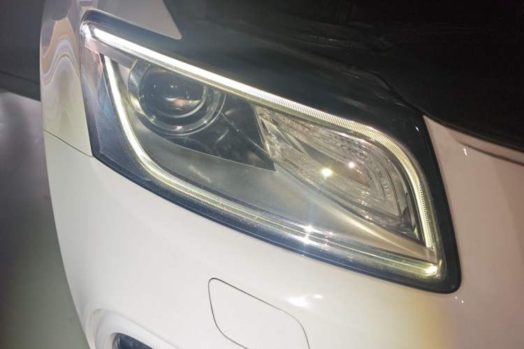 Used Audi Q5 2018 Collector's Edition 40 TFSI Technology Model Right Front Headlight