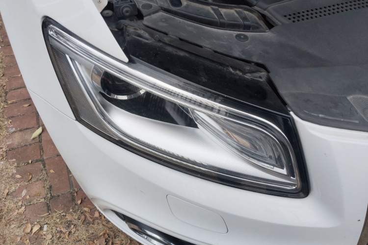 Used Audi Q5 2018 Collector's Edition 40 TFSI Technology Model Right Front Headlight