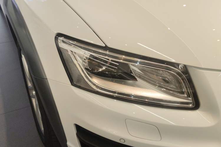 Used Audi Q5 2018 Collector's Edition 40 TFSI Technology Model Right Front Headlight