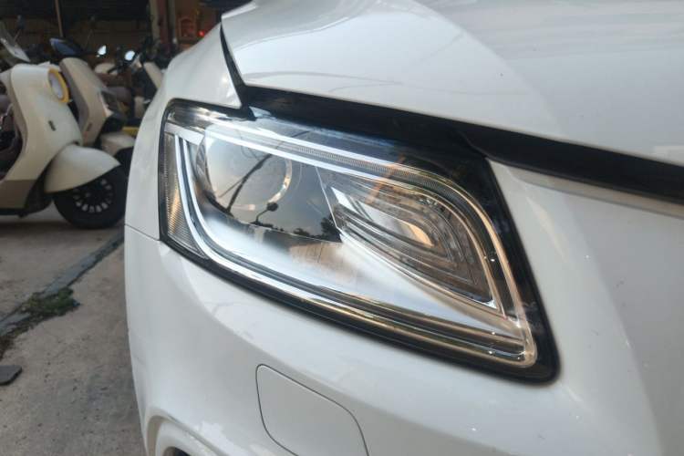 Used Audi Q5 2018 Collector's Edition 40 TFSI Technology Model Right Front Headlight